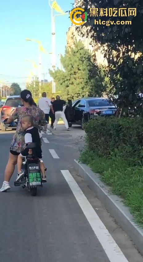 史上最猛路怒症！匕首对砍西瓜刀，手断了还往前冲！勇猛还是傻？让人看得直呼服了！  第8张