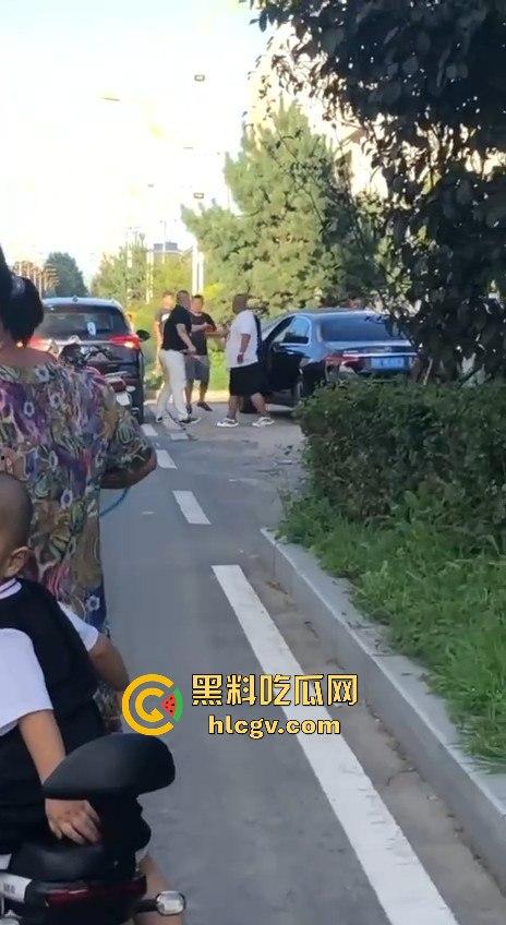 史上最猛路怒症！匕首对砍西瓜刀，手断了还往前冲！勇猛还是傻？让人看得直呼服了！  第9张