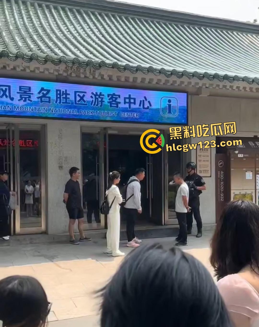 钟山景区“公主病”闹剧！女子携老公电动车硬闯禁区，保安被逼当众道歉！  第1张