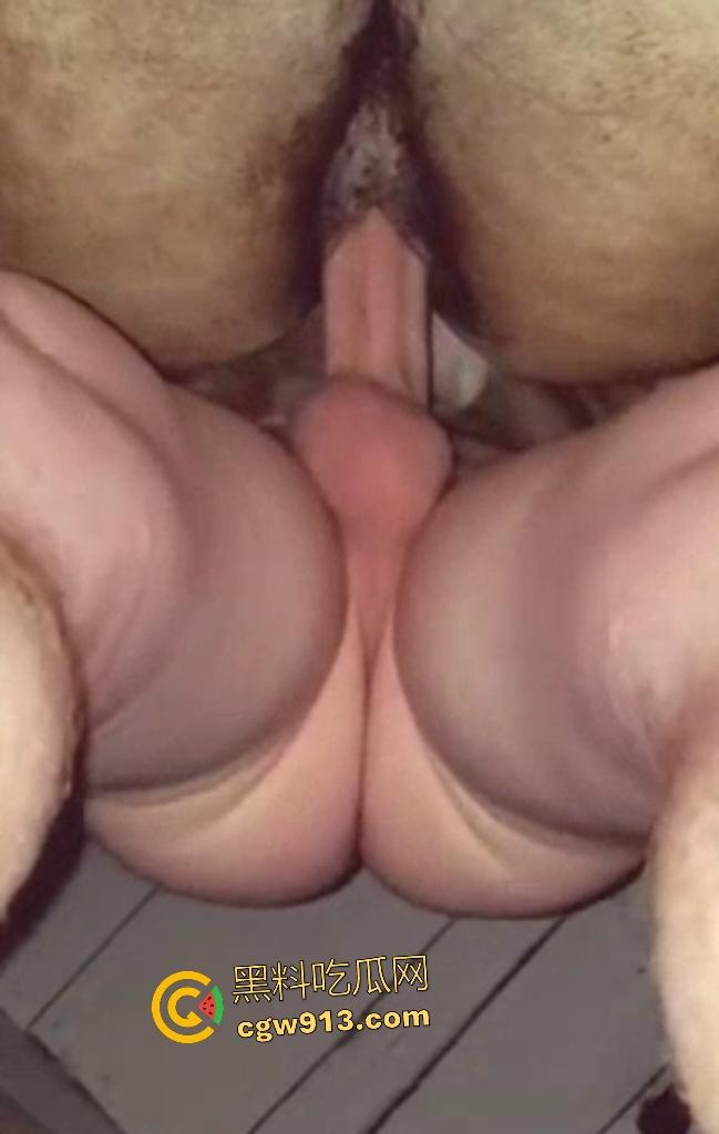 人兽狂徒猪圈开操！找不到女友就拿肥臀母猪操，母猪却毫无感觉还在吃食，操一轮下来鸡巴全是骚臭！  第8张