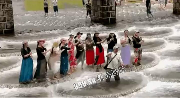 四川雅安陇西河鱼鳞坝，11位退休大妈衣着靓丽开心的在河坝边上载歌载舞  下一秒涨水带走七位，天人永隔！ 第4张
