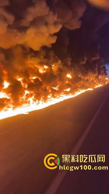 河北沧州高速上演油罐车相撞惊魂一刻，瞬间起火烟雾漫天，蔓延百米火龙天都被烧红了  第2张