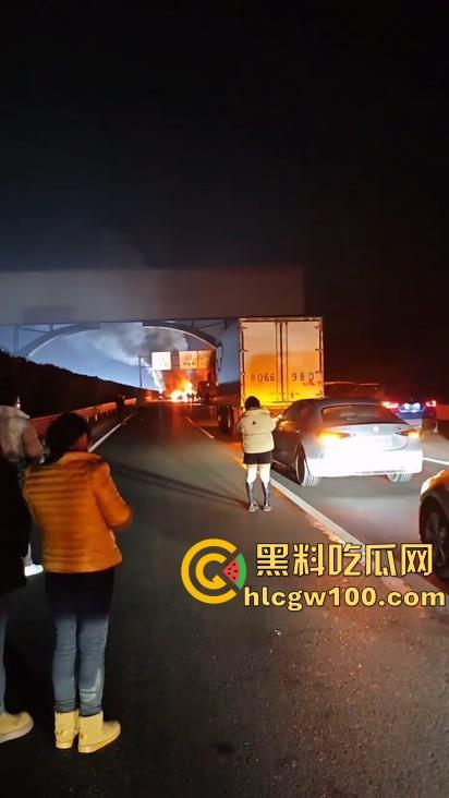 河北沧州高速上演油罐车相撞惊魂一刻，瞬间起火烟雾漫天，蔓延百米火龙天都被烧红了  第3张