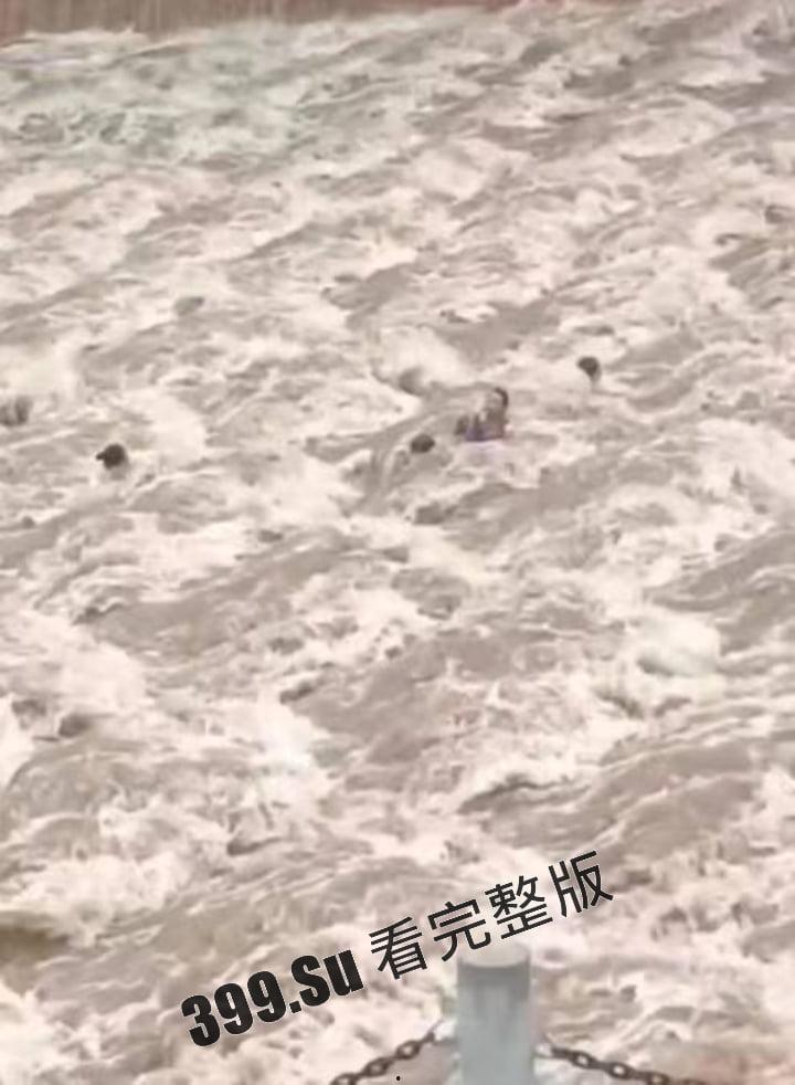 四川雅安陇西河鱼鳞坝，11位退休大妈衣着靓丽开心的在河坝边上载歌载舞  下一秒涨水带走七位，天人永隔！ 第5张