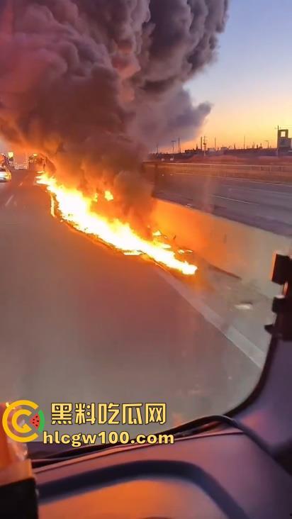 河北沧州高速上演油罐车相撞惊魂一刻，瞬间起火烟雾漫天，蔓延百米火龙天都被烧红了  第4张