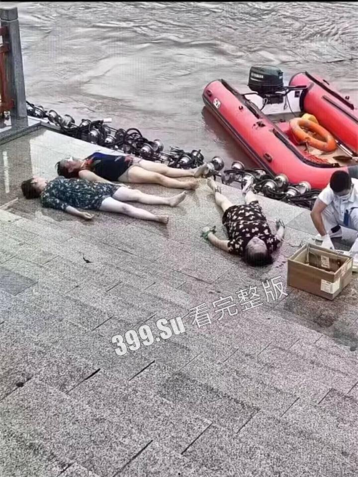 四川雅安陇西河鱼鳞坝，11位退休大妈衣着靓丽开心的在河坝边上载歌载舞  下一秒涨水带走七位，天人永隔！ 第6张