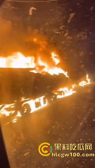 河北沧州高速上演油罐车相撞惊魂一刻，瞬间起火烟雾漫天，蔓延百米火龙天都被烧红了  第6张