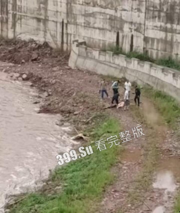 四川雅安陇西河鱼鳞坝，11位退休大妈衣着靓丽开心的在河坝边上载歌载舞  下一秒涨水带走七位，天人永隔！ 第7张