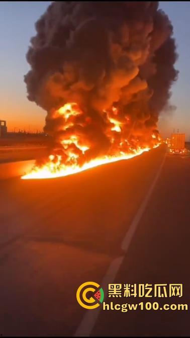 河北沧州高速上演油罐车相撞惊魂一刻，瞬间起火烟雾漫天，蔓延百米火龙天都被烧红了  第7张