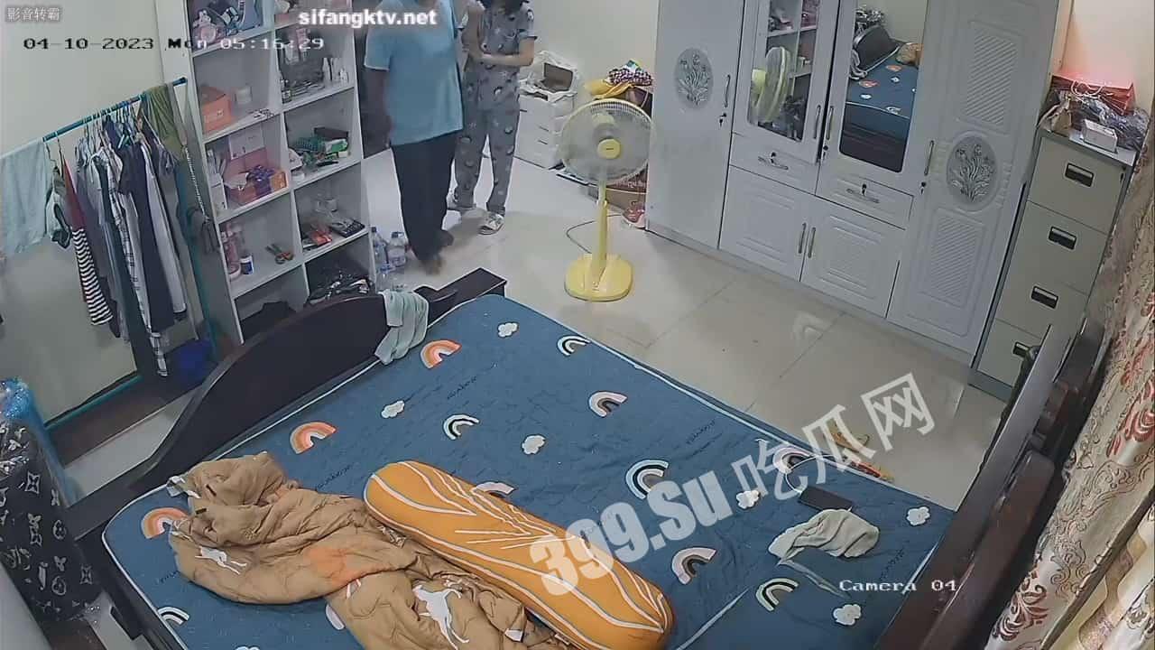 黑客破解摄像头 偷拍小姐姐老公不在家被黝黑中年大叔骗开房门扒光衣服强上 无力反抗  第1张