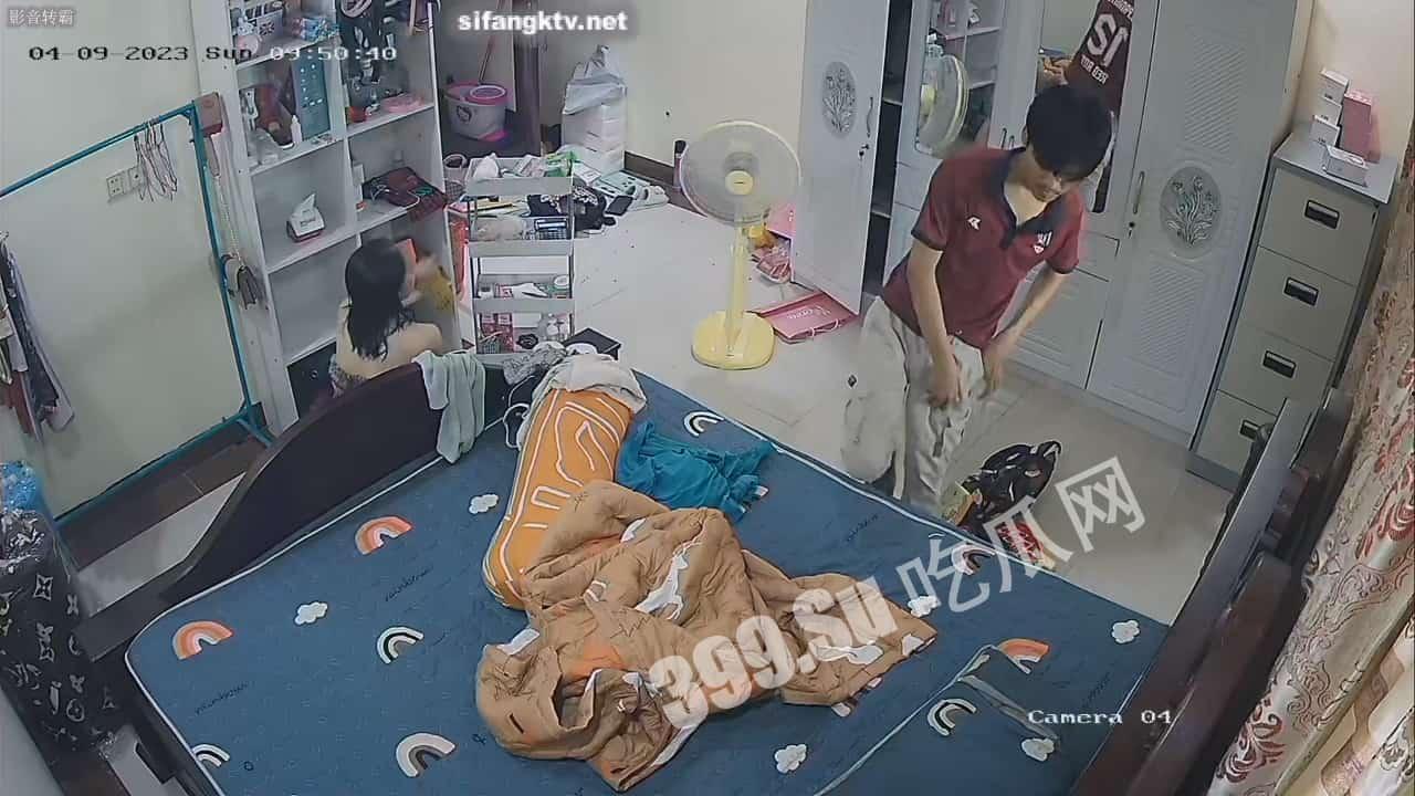 黑客破解摄像头 偷拍小姐姐老公不在家被黝黑中年大叔骗开房门扒光衣服强上 无力反抗  第8张