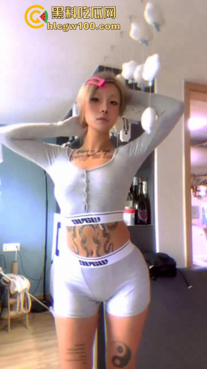 推特纹身爱好者【HighSchool】 露脸性爱自拍 调教性爱现场直播！刺青母狗实战秀 让你大呼过瘾！  第1张