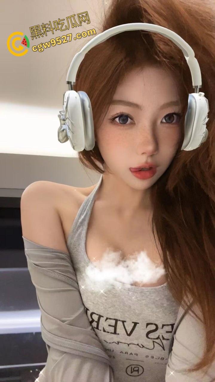 重庆美术学院【江晓晓】，直播被金主线下邀约，多种情趣内衣大秀诱人胴体，高超口技榨取金主精华 !  第1张