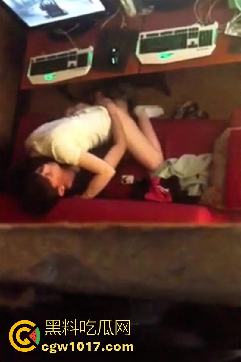 兄弟女友不客气！真实偷拍网吧偷情，男友有急事回家，结果刚走骚逼就吃上他兄弟的鸡巴，女上位疯狂抽插。  第6张