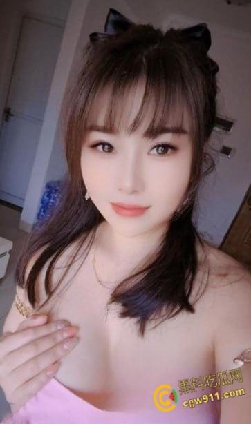 快手少妇【佳怡姐姐】，身穿性感翘臀牛仔裤，剪洞打桩后入爆操嫩穴，小树林户外激情野战 ！  第2张