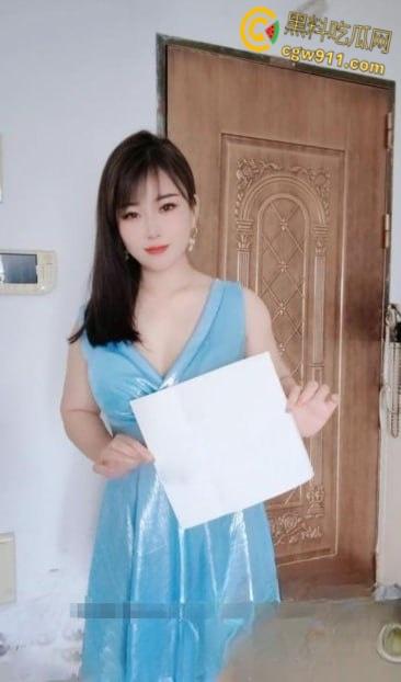 快手少妇【佳怡姐姐】，身穿性感翘臀牛仔裤，剪洞打桩后入爆操嫩穴，小树林户外激情野战 ！  第4张