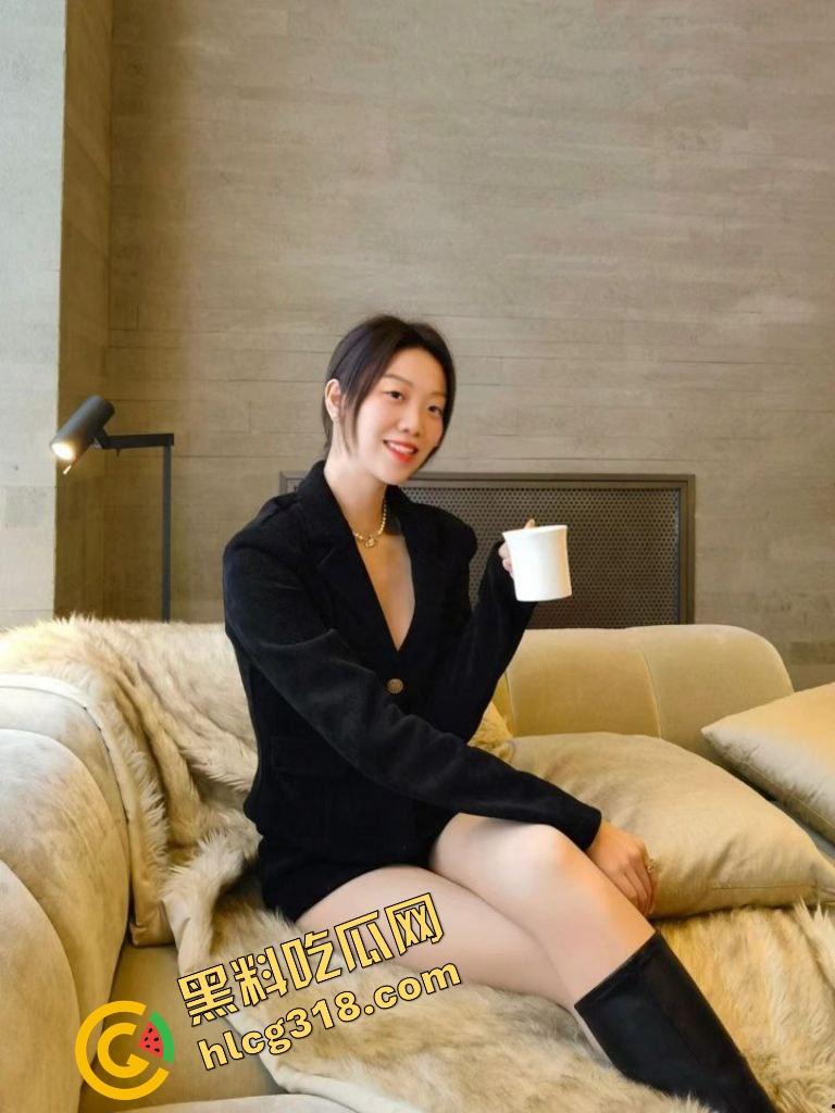 这种花式口交你敢试？妹子躺着含大屌，角度拉满直接通到底鸡巴进出畅通无阻，深喉快感头皮发麻！  第5张