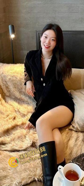 这种花式口交你敢试？妹子躺着含大屌，角度拉满直接通到底鸡巴进出畅通无阻，深喉快感头皮发麻！  第6张