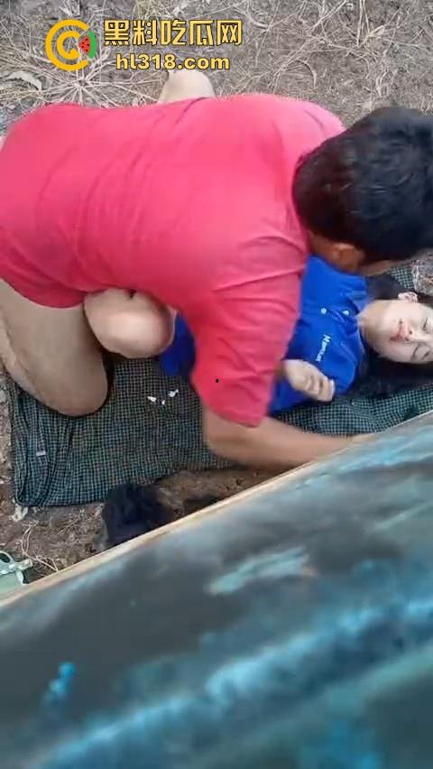 年轻情侣户外野战，衣服围裙一铺倒地就是干，无套猛入花式爆操，画面香艳又刺激！  第4张