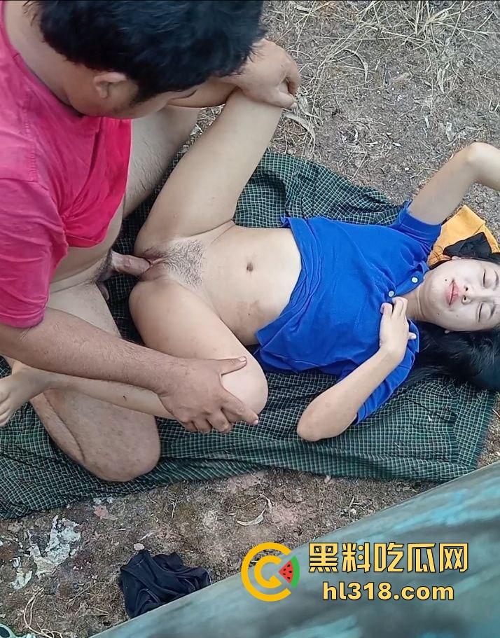 年轻情侣户外野战，衣服围裙一铺倒地就是干，无套猛入花式爆操，画面香艳又刺激！  第10张