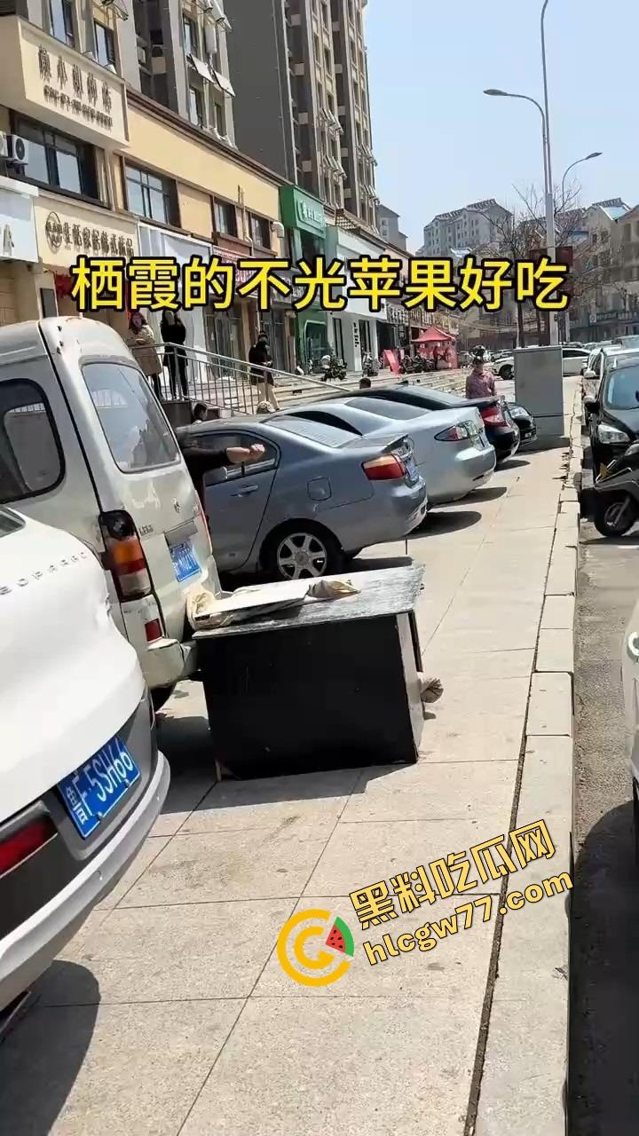 栖霞尚记甜品小三当街挑衅原配，奶茶没喝上，脸先被泼成奶盖，两女互撕扯头发狠撕逼！  第1张