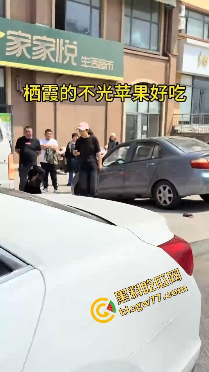 栖霞尚记甜品小三当街挑衅原配，奶茶没喝上，脸先被泼成奶盖，两女互撕扯头发狠撕逼！  第2张
