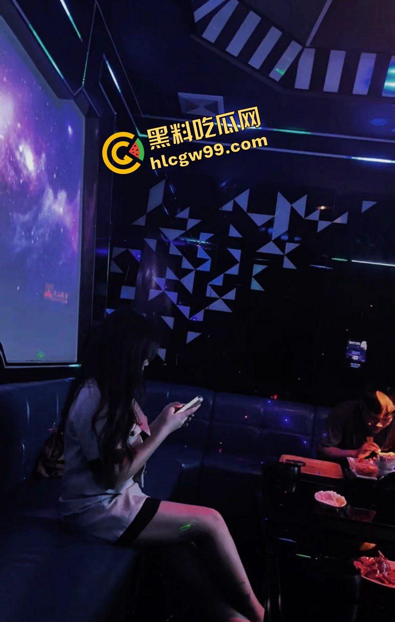 东莞贱逼骚母狗贱货【朱倩】骗老公睡觉了实则在KTV当灵魂舞者，淫荡模样尽显风骚！  第4张