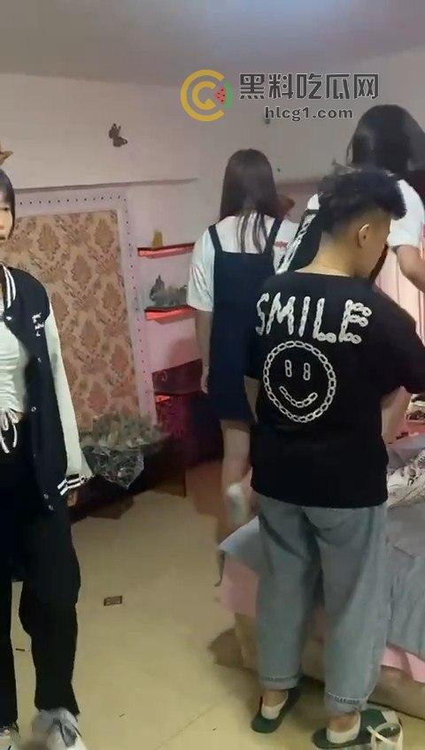 出租屋惊现霸凌事件！精神小伙小妹操控女孩，出租屋成霸凌舞台！  第1张