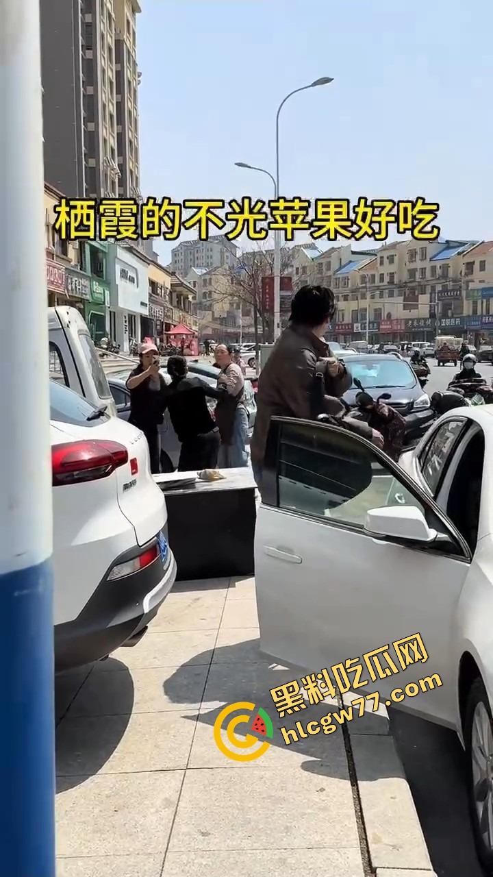 栖霞尚记甜品小三当街挑衅原配，奶茶没喝上，脸先被泼成奶盖，两女互撕扯头发狠撕逼！  第4张