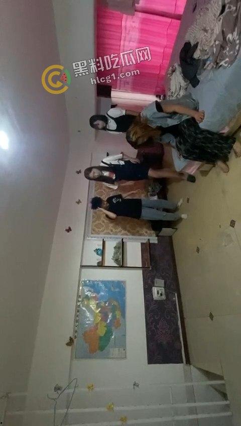 出租屋惊现霸凌事件！精神小伙小妹操控女孩，出租屋成霸凌舞台！  第4张