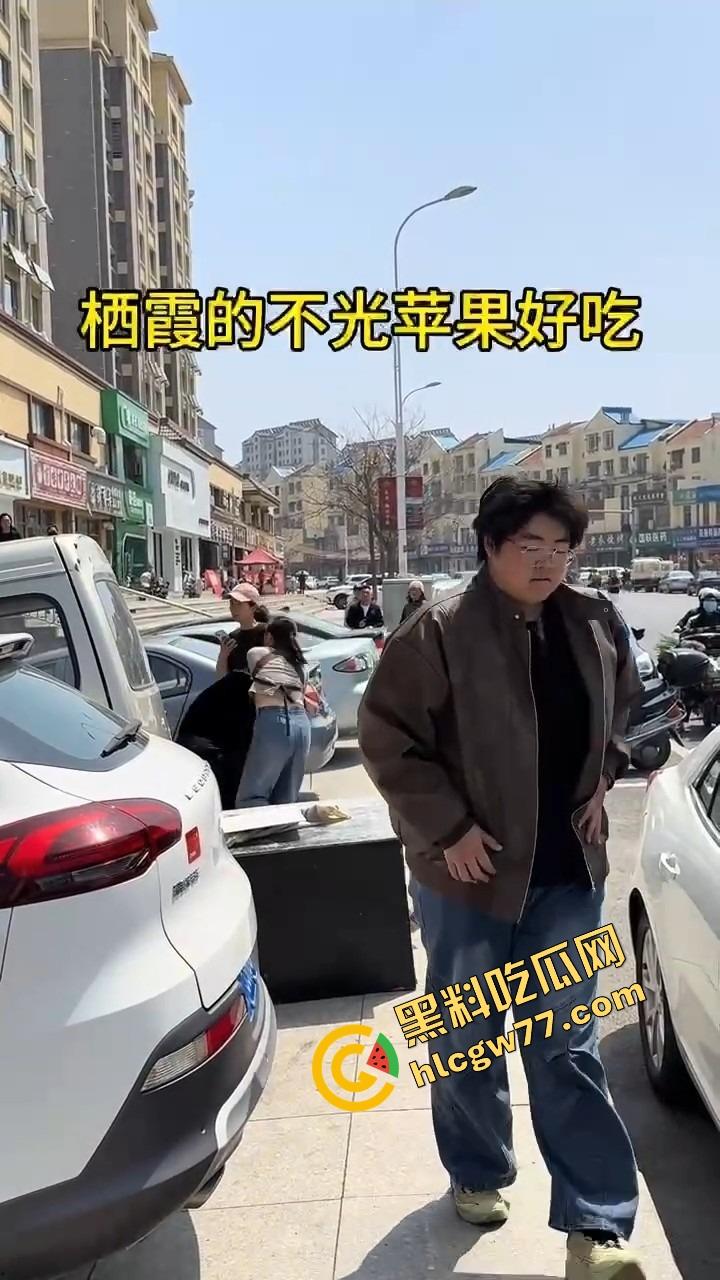 栖霞尚记甜品小三当街挑衅原配，奶茶没喝上，脸先被泼成奶盖，两女互撕扯头发狠撕逼！  第5张