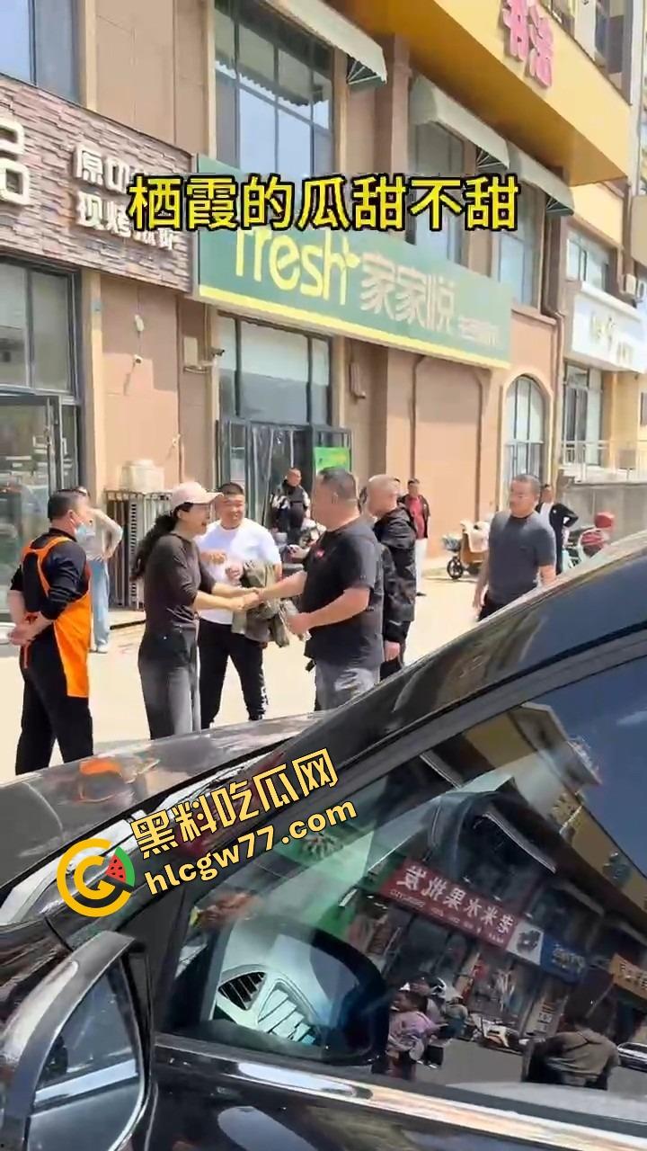 栖霞尚记甜品小三当街挑衅原配，奶茶没喝上，脸先被泼成奶盖，两女互撕扯头发狠撕逼！  第6张