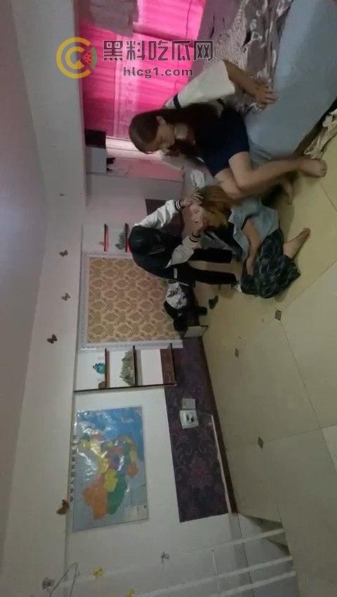出租屋惊现霸凌事件！精神小伙小妹操控女孩，出租屋成霸凌舞台！  第6张