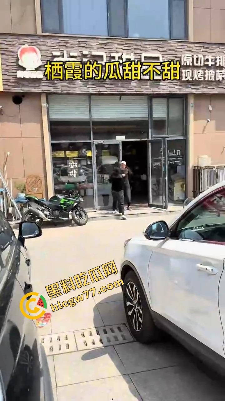 栖霞尚记甜品小三当街挑衅原配，奶茶没喝上，脸先被泼成奶盖，两女互撕扯头发狠撕逼！  第7张