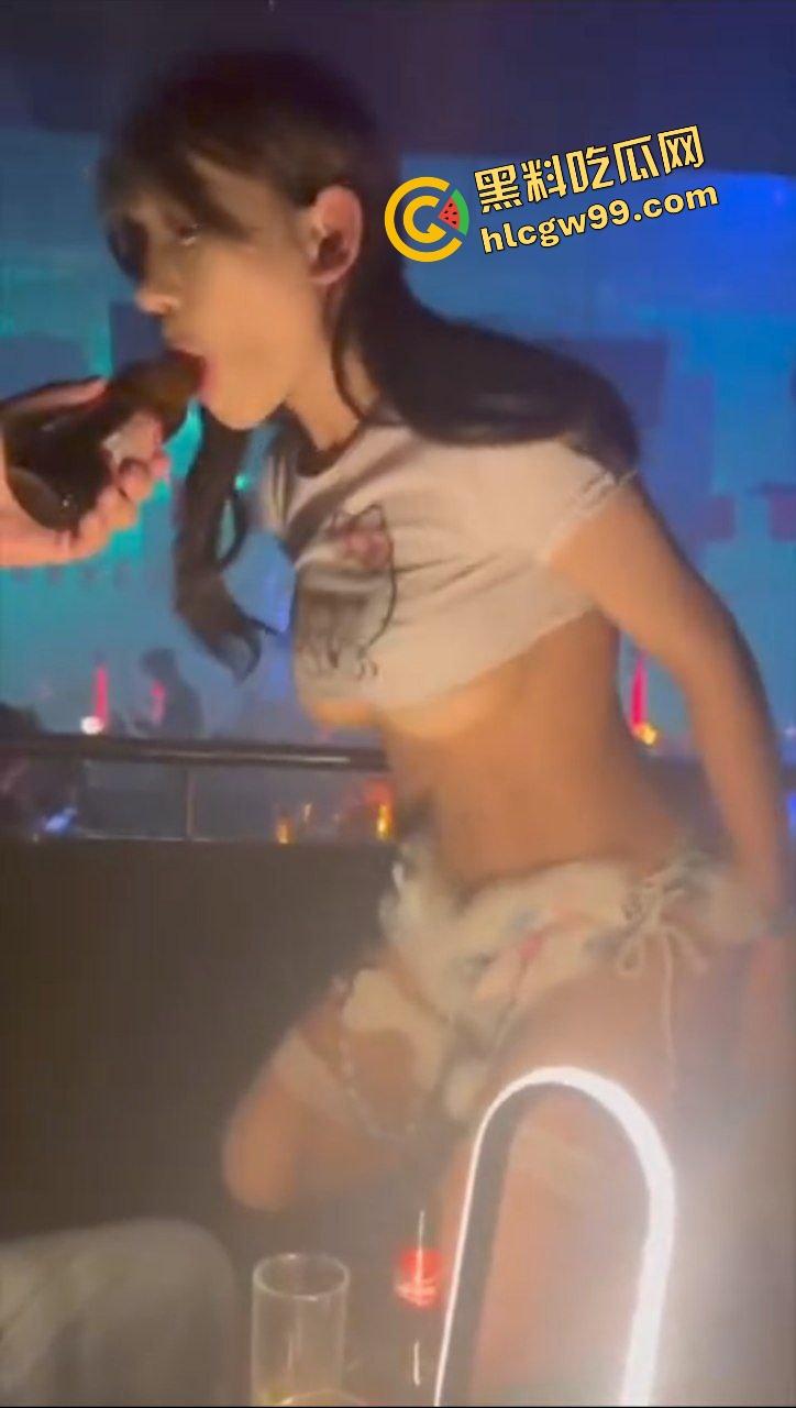 东莞贱逼骚母狗贱货【朱倩】骗老公睡觉了实则在KTV当灵魂舞者，淫荡模样尽显风骚！  第9张