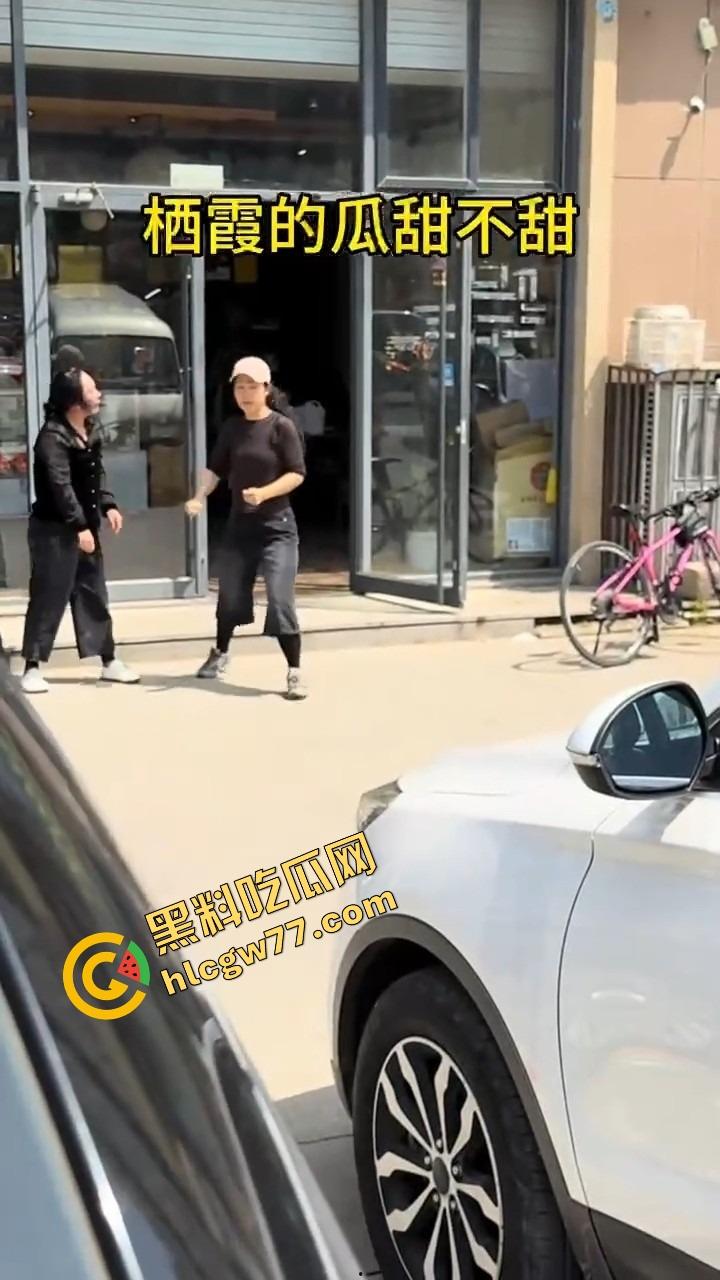 栖霞尚记甜品小三当街挑衅原配，奶茶没喝上，脸先被泼成奶盖，两女互撕扯头发狠撕逼！  第8张