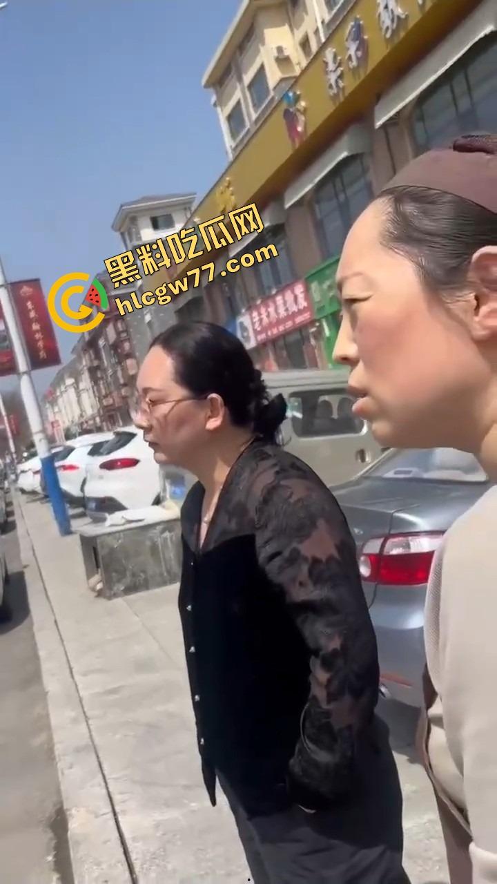 栖霞尚记甜品小三当街挑衅原配，奶茶没喝上，脸先被泼成奶盖，两女互撕扯头发狠撕逼！  第10张