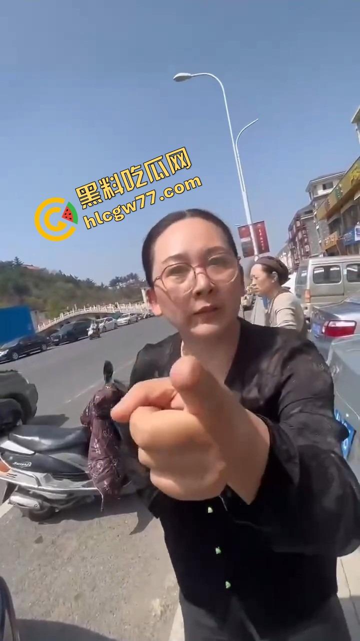 栖霞尚记甜品小三当街挑衅原配，奶茶没喝上，脸先被泼成奶盖，两女互撕扯头发狠撕逼！  第11张