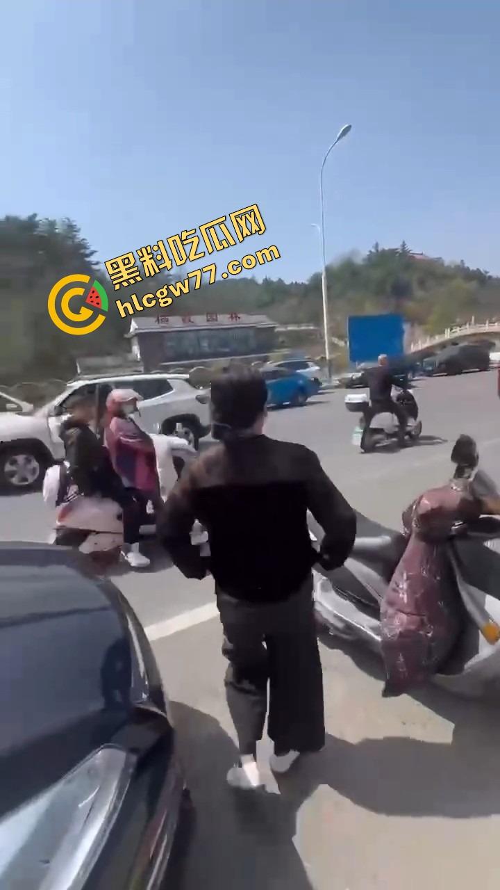 栖霞尚记甜品小三当街挑衅原配，奶茶没喝上，脸先被泼成奶盖，两女互撕扯头发狠撕逼！  第12张