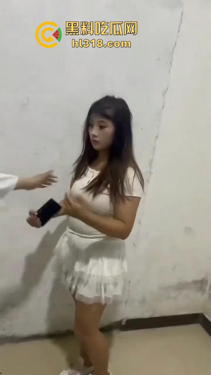 黑龙江多名男女围殴一名女子，拳打脚踢，精神小伙跟小妹往死里下手，貌似是卖淫问题导致的！  第1张