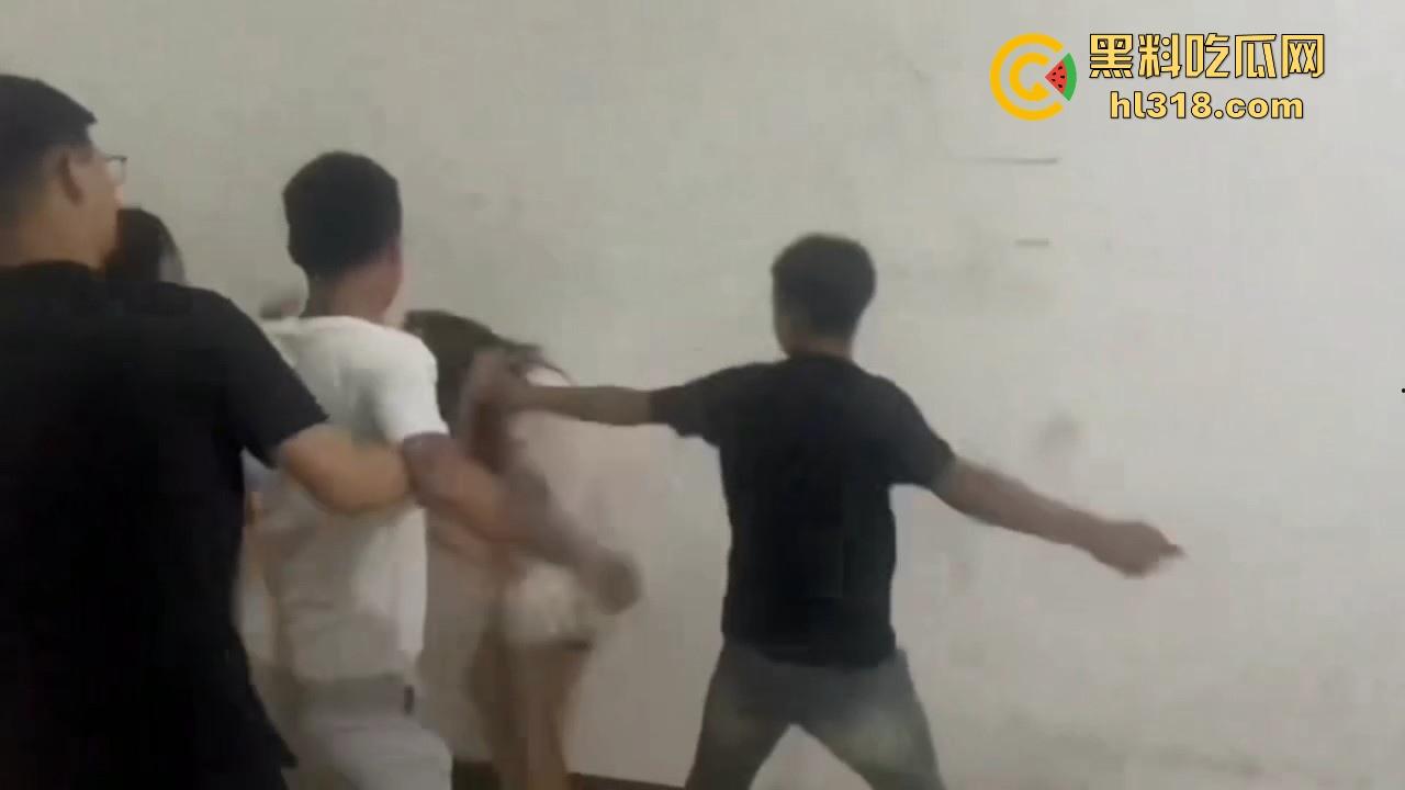 黑龙江多名男女围殴一名女子，拳打脚踢，精神小伙跟小妹往死里下手，貌似是卖淫问题导致的！  第5张