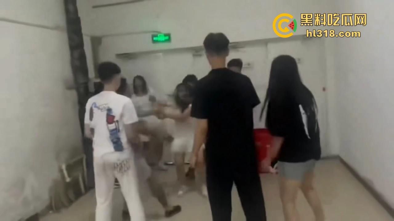 黑龙江多名男女围殴一名女子，拳打脚踢，精神小伙跟小妹往死里下手，貌似是卖淫问题导致的！  第7张