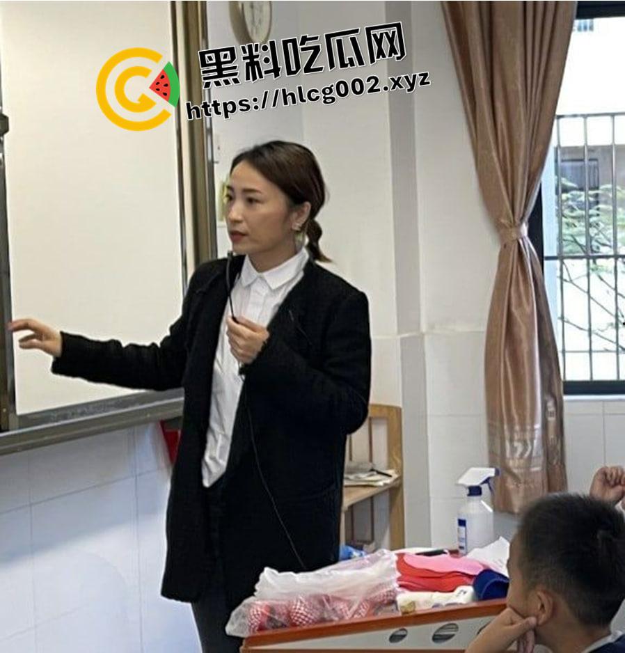 上海英语老师的反差一面 白天教英语 晚上叫淫语 风骚自拍勾引有钱家长  第1张