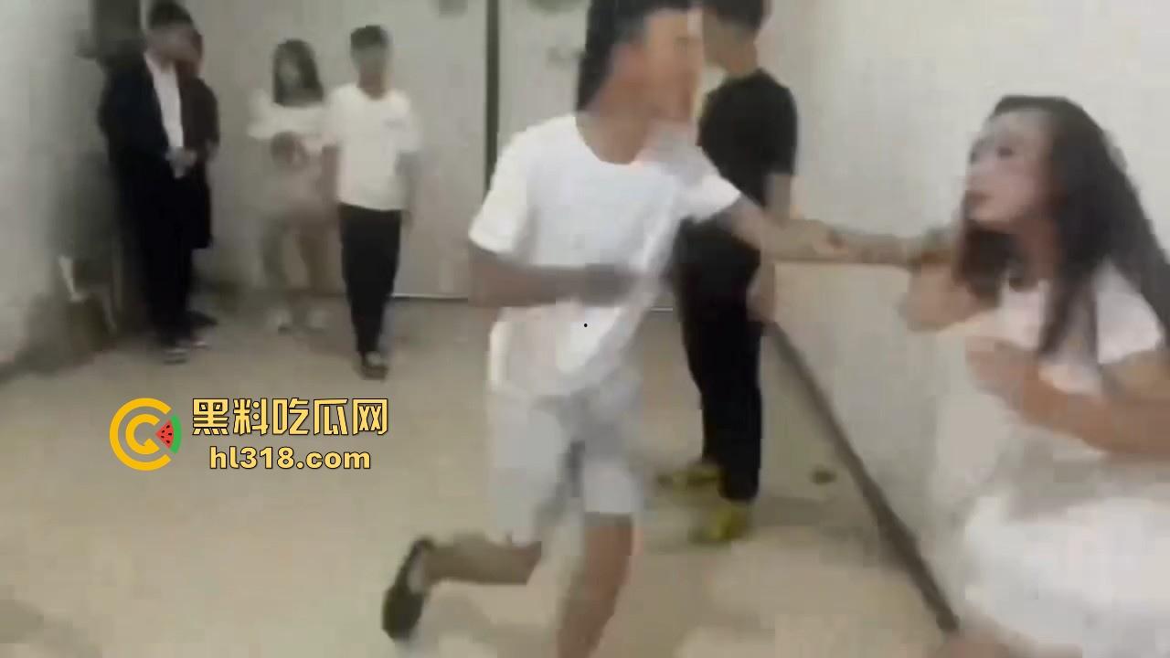 黑龙江多名男女围殴一名女子，拳打脚踢，精神小伙跟小妹往死里下手，貌似是卖淫问题导致的！  第8张