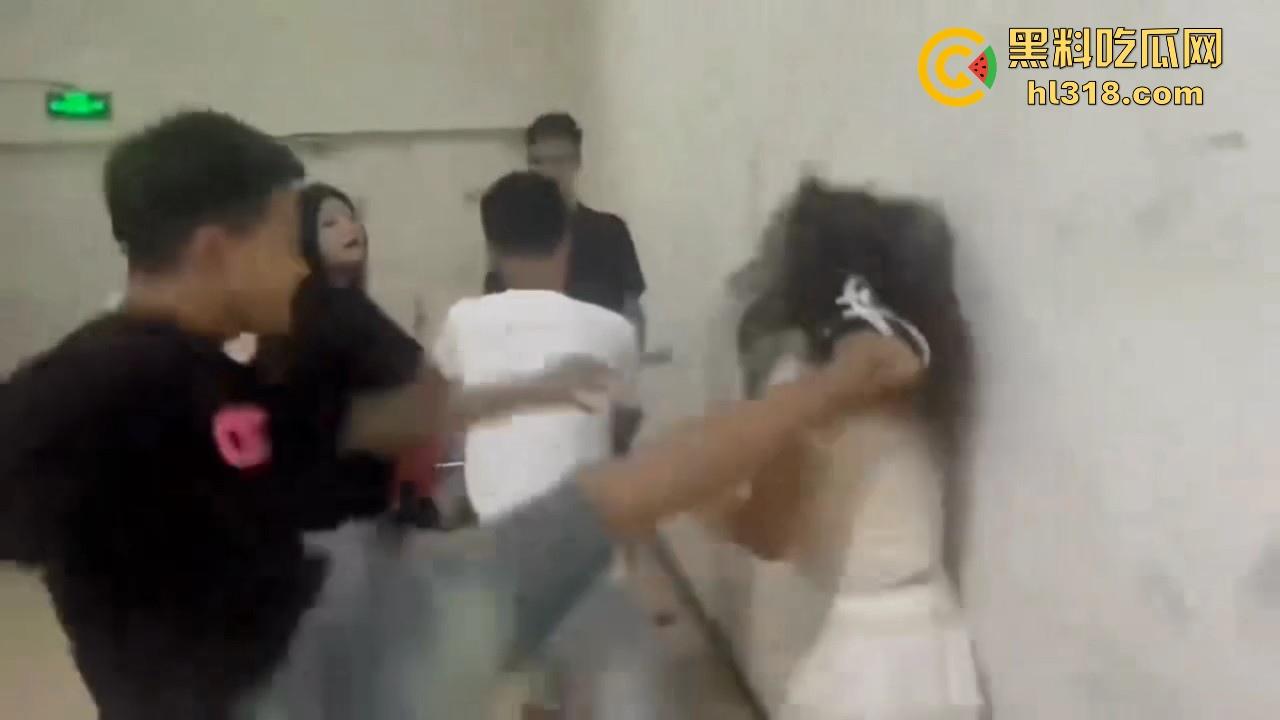 黑龙江多名男女围殴一名女子，拳打脚踢，精神小伙跟小妹往死里下手，貌似是卖淫问题导致的！  第9张