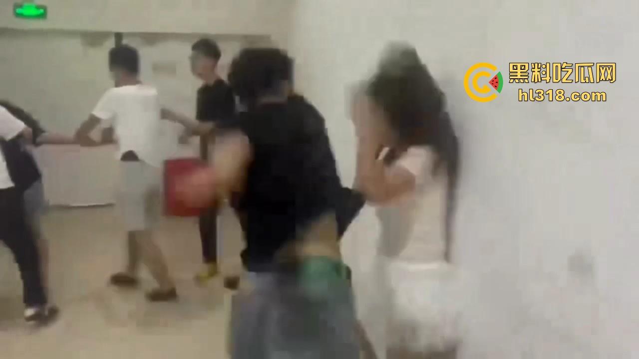 黑龙江多名男女围殴一名女子，拳打脚踢，精神小伙跟小妹往死里下手，貌似是卖淫问题导致的！  第10张