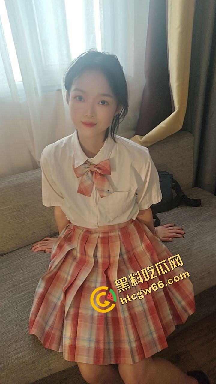 大四骚货『刘鑫穿』JK制服自拍性爱全片流出，白虎嫩穴配巨乳口交，大学生就是会玩，操起来比处女还紧！  第1张