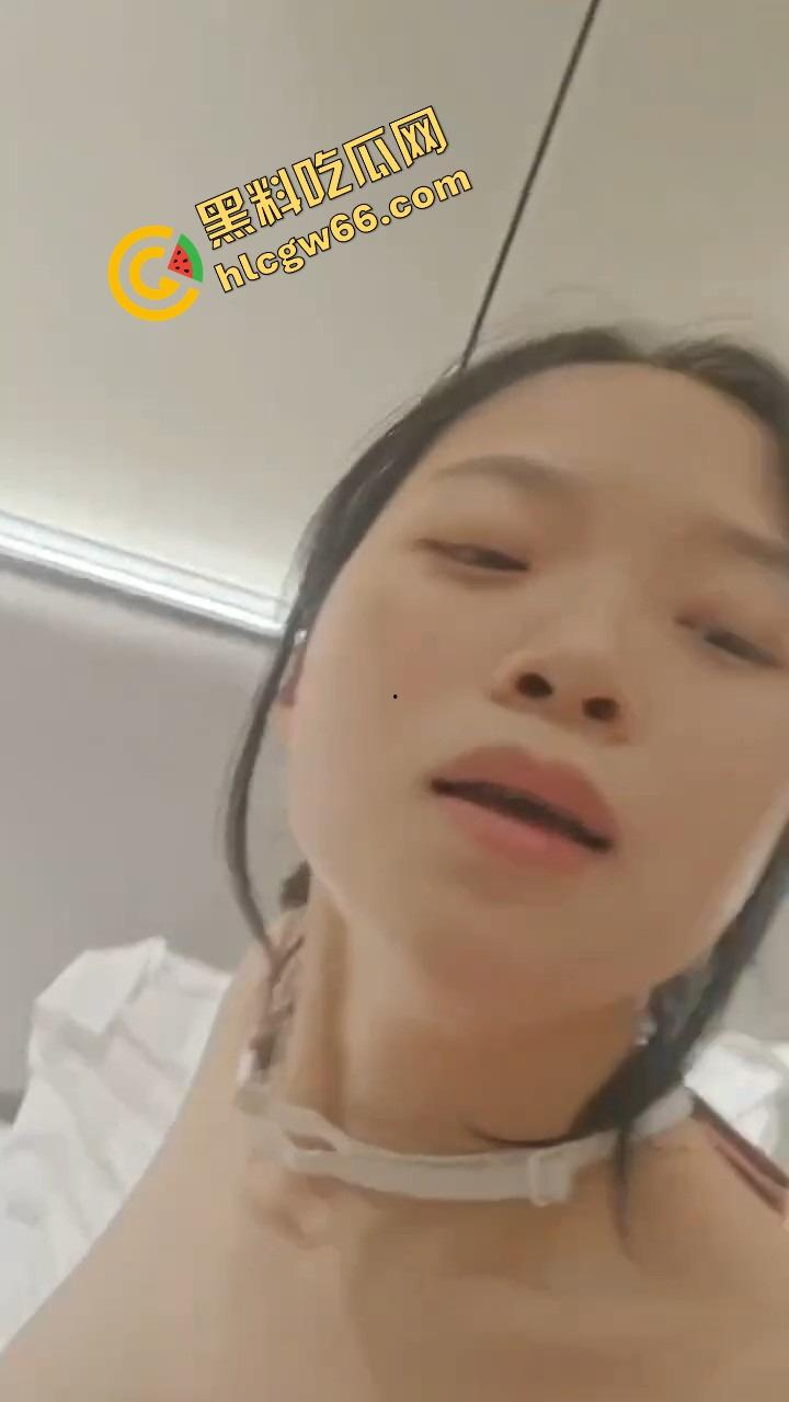 大四骚货『刘鑫穿』JK制服自拍性爱全片流出，白虎嫩穴配巨乳口交，大学生就是会玩，操起来比处女还紧！  第15张