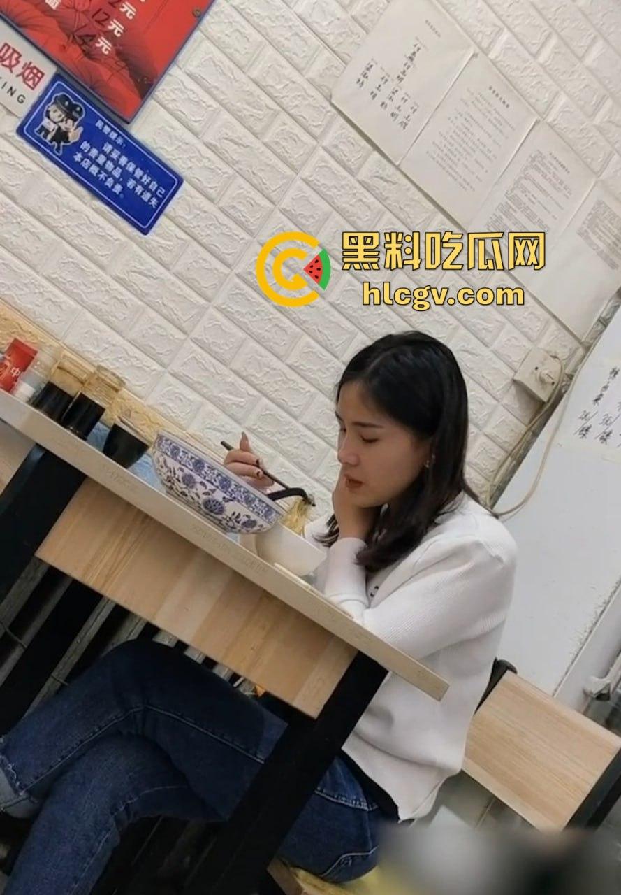 重口慎入！马鞍山露屌狂魔震惊全场，街射战神药店、奶茶店、饭馆轮番表演甩屌，小姐姐都吓傻了！  第1张