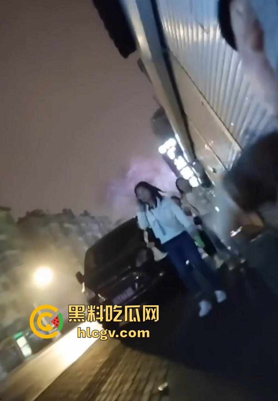 重口慎入！马鞍山露屌狂魔震惊全场，街射战神药店、奶茶店、饭馆轮番表演甩屌，小姐姐都吓傻了！  第2张